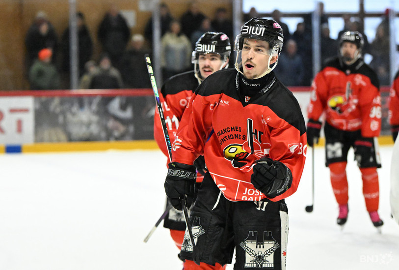 Le poing rageur d'Arnaud Schnegg, auteur de trois buts et deux assists mercredi soir pour le HC Franches-Montagnes. (Photo : archives Georges Henz).