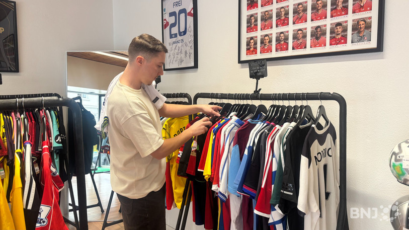 Thomas Scherer vient d’ouvrir sa boutique Blindbox à Delémont et il y propose uniquement des maillots de football.