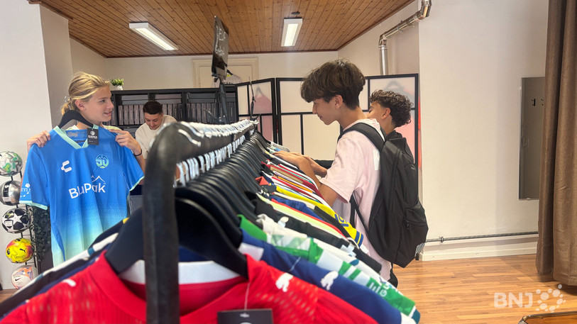 Le maillot de football devient très populaire auprès des jeunes.