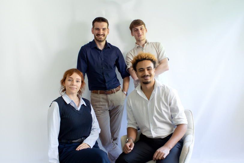 Les quatre fondateurs de COVERO. Debout, de gauche à droite : Emanuel Bühler et Camille Theubet. Assis, de gauche à droite : Laure Wasser Bühler et Jérémie Allemand. (Photo : COVERO)