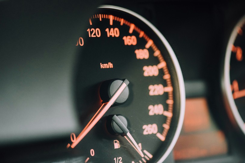 Image prétexte de compteur de voiture. Source : Unsplash