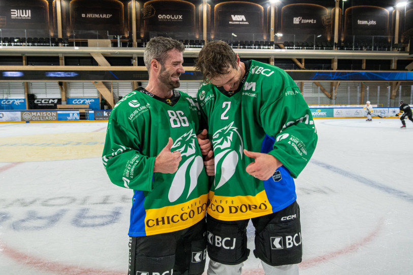 Des maillots spéciaux dédicacés par les joueurs du HC Ajoie seront mis aux enchères pour soutenir la Fondation pour l'Aide et les Soins à domicile. (Photo : HC Ajoie)
