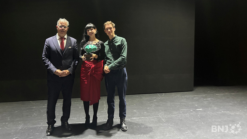 De gauche à droite : Christophe Ballif, président du jury, Andrada Muntean co-fondatrice de Novoviz et Charles Edouard Marchand, ingénieur produit.