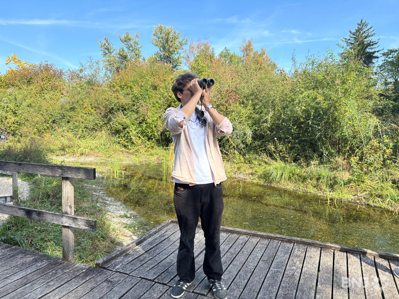 Simon Claude observe les oiseaux avec ses jumelles pour le week-end EuroBirdwatch.