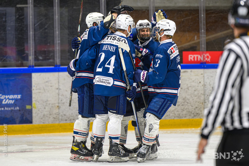 Le HC Neuchâtel Université peut célébrer sa première victoire de la saison. (Photo : Bertrand Pfaff).