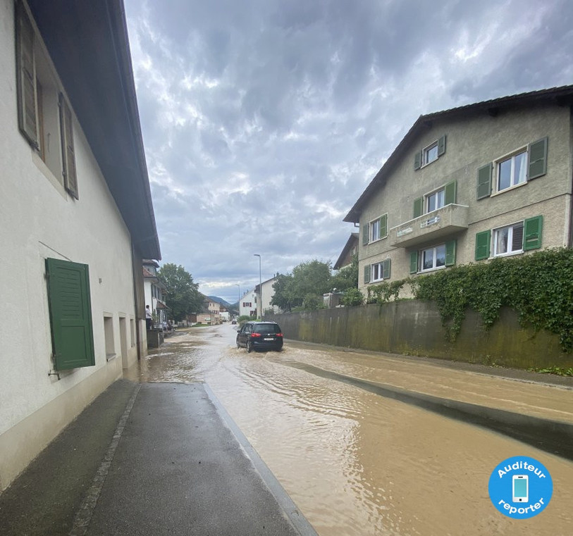 Certaines routes ont été inondées à Develier. (Photo: auditeur reporter).