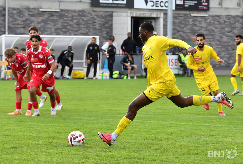 Le numéro 9 vadais, Nathan Kisisa, a manqué son penalty quelques minutes après l'ouverture du score bernoise. (Photo : Georges Henz)