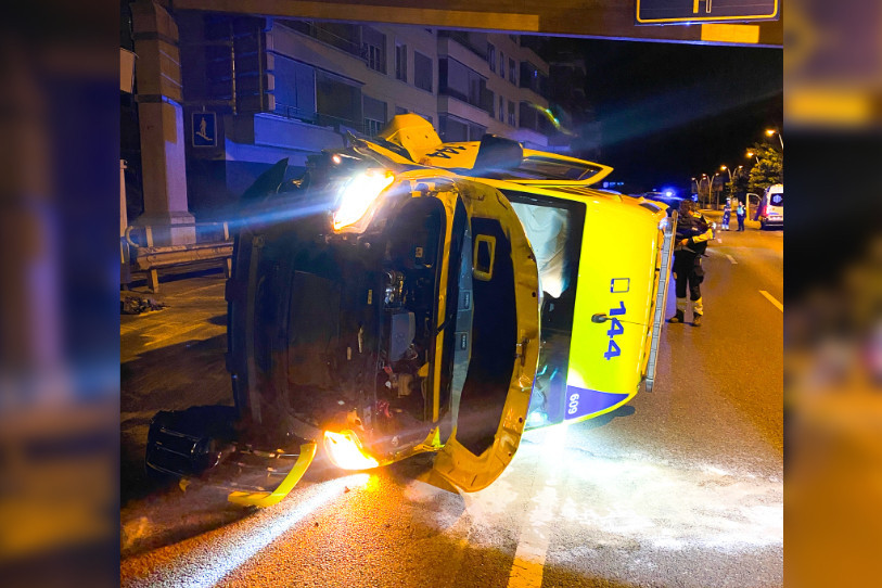 L’ambulance s’est renversée sur son flanc gauche. (Photo : Police neuchâteloise)