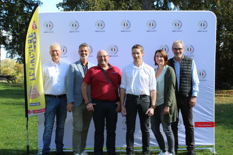 Pierre-Ivan Guyot (Président de l'interprofession du Gruyère AOP) - Yann Huguelit (Directeur de la CNAV) - Christophe Barras (Président de la fromagerie de la Sagne) - Karyl Sauser (Fromager vainqueur de la Sagne) - Mireille Bühler (Directrice de NVT) - Christophe Magne (Resp. Contrôle Qualité de l'Interprofession du Gruyère AOP). (Photo : Neuchâtel - Vins et terroir)