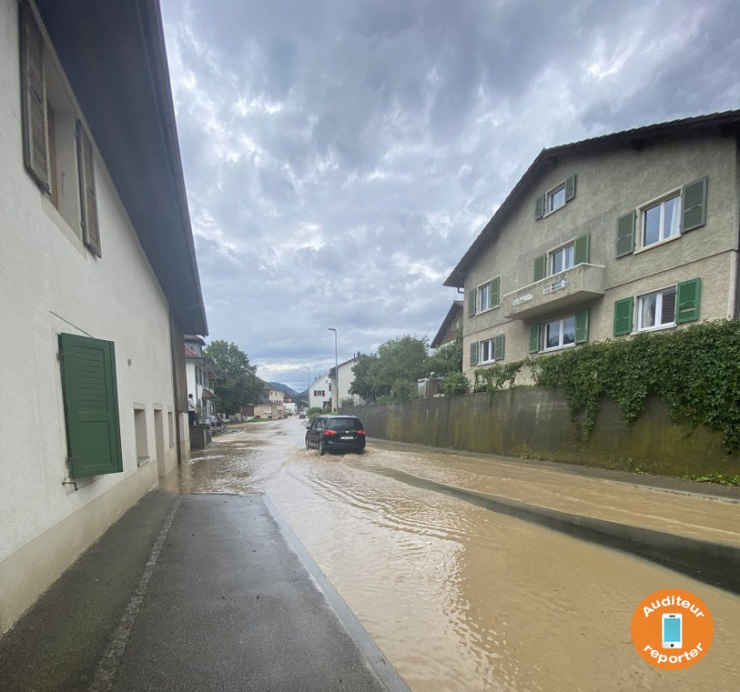 Certaines routes ont été inondées à Develier. (Photo : auditeur-reporter).