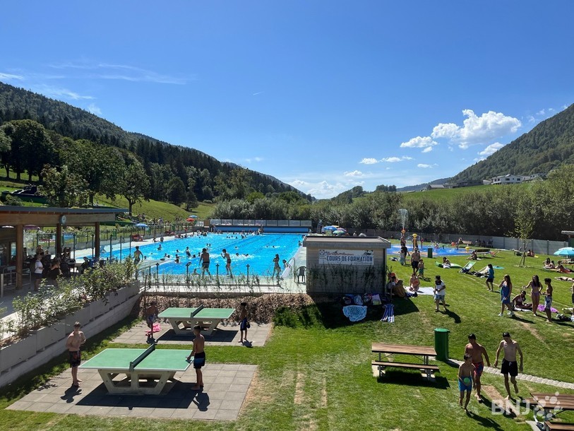 Même si les piscines (ici à St-Imier) coutent chères aux communes, elles ravissent chaque année petits et grands dès le retour des beaux jours. (Photo : archives)