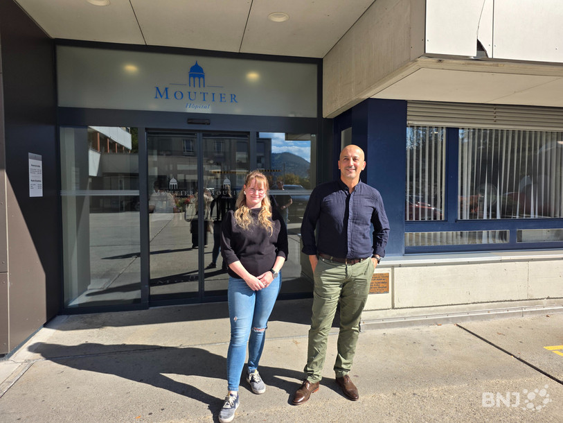 De gauche à droite : Léa Fringeli infirmière en pédopsychiatrie, Amine Merad, chef de service de la pédopsychiatrie au Réseau de l’Arc.