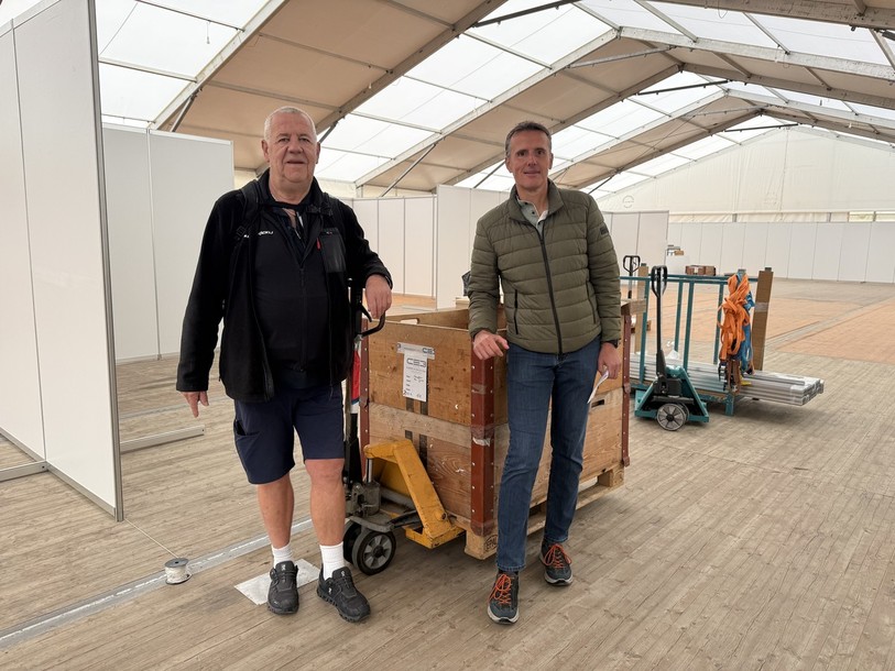 Patrick Wäspe (à gauche) et Yves Theubet posent au milieu des tentes qui accueilleront le 60e Comptoir du Jura..