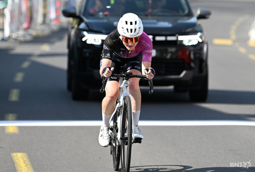 Sous un cagnard à 38 degrés, Sarah André franchit la ligne d'arrivée des derniers Championnats de Suisse de cyclisme sur route, à Courtételle. (Photo : Georges Henz)