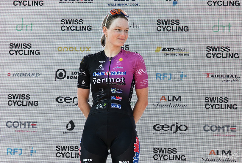 Sarah André sur le podium d'honneur des Championnats de Suisse. (Photo : Georges Henz)