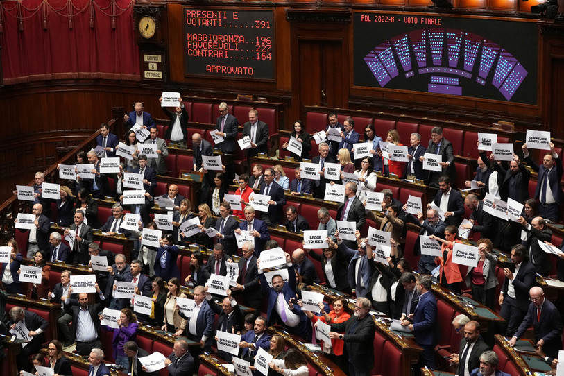 L'opposition a protesté contre l'adoption de cette loi. (Photo : AP Photo/Andrew Medichini).