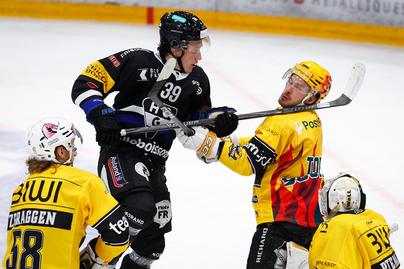 Kristian Tanus et le HC Ajoie ont été malmenés sur la glace de Fribourg jeudi soir. (Photo : KEYSTONE/Peter Klaunzer).