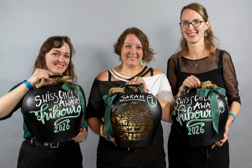 La gérante de la laiterie-fromagerie de Bourrignon, Sarah Girardin (au centre), a remporté le premier prix du concours de plateaux de fromages. (Photo : Switzerland Cheese Marketing). 