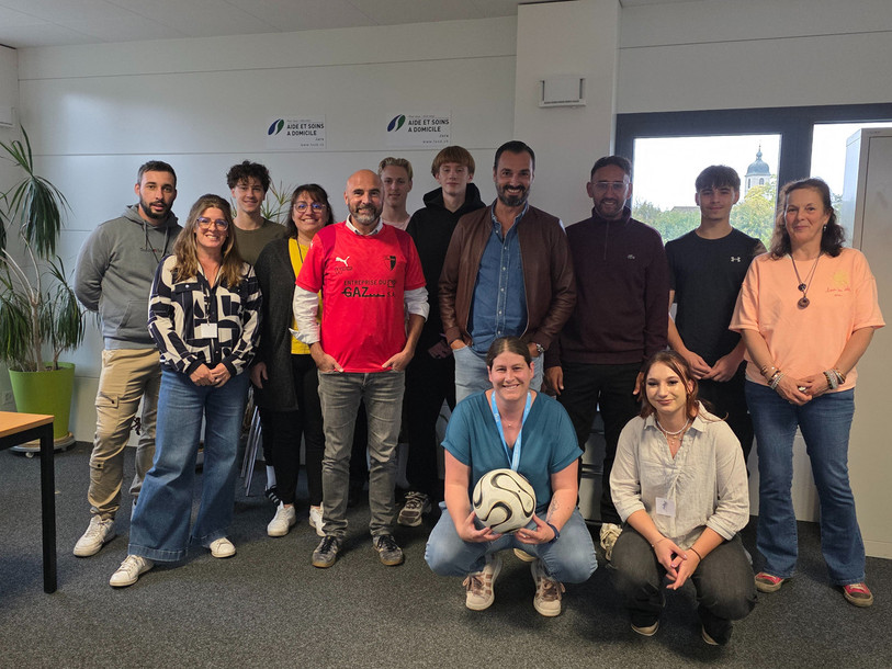 Une partie de l'équipe juniors B du FC Porrentruy en compagnie du directeur de la FASD, Ian Hennin. (Photo : FCP, FASD).