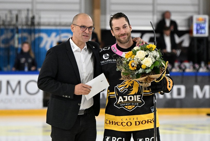 Philip-Michaël Devos a été fleuri avant le match, par le directeur du HC Ajoie Yannick Meyer. (Photo : Georges Henz)