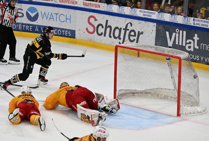 Le capitaine Anttoni Honka inscrit le 5-4 en prolongation, après une grosse pression mise par ses coéquipiers Tanus et Turkulainen. (Photo : Georges Henz).