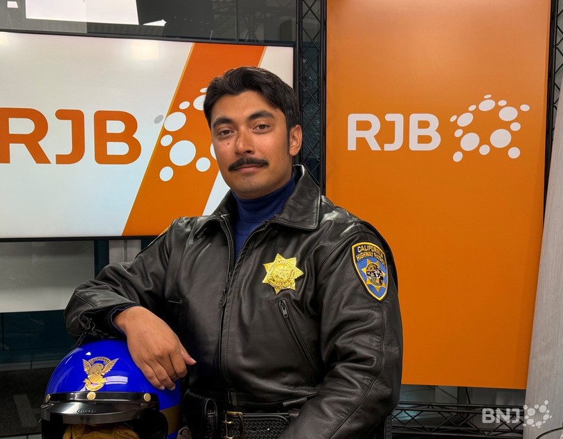 Habillé (et non pas déguisé) en motard de la célèbre California Highway Patrol, Kevin Roulin est passé, lundi, dans La Matinale pour évoquer son amour pour les vêtements et costumes d’un autre temps.