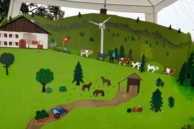 Le char animé par les familles Bossart et Bernaschina représente la désalpe du Boéchet avec bon nombre de symboles régionaux, y compris l’antenne du Chasseral.
