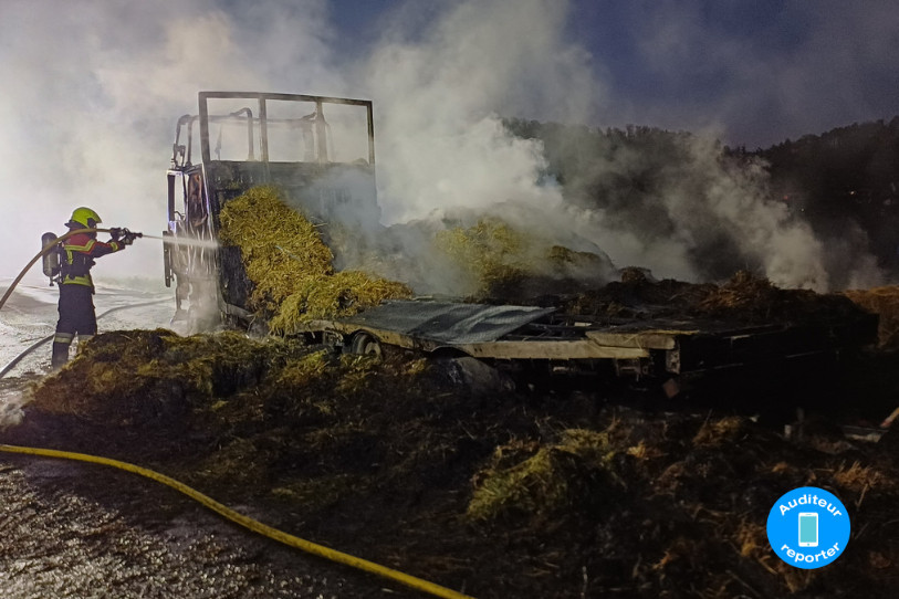 La forte chaleur dégagée par l’incendie a endommagé le mur et la route. (Photo auditeur reporter).