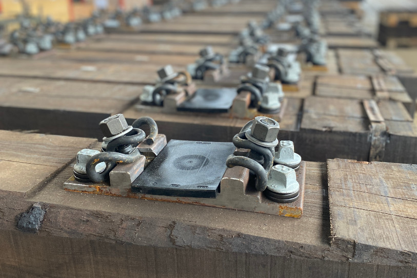 Baisser l'empreinte carbone des traverses en bois en réutilisant les composants métalliques qui y sont fixés est au cœur du projet de Circular Rail SA. (Photo: Groupe Corbat)