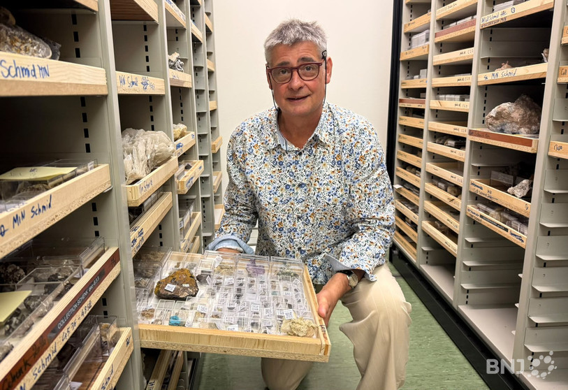 Thierry Malvésy présente quelques minéraux issus de la collection de Rodolphe Schmid.