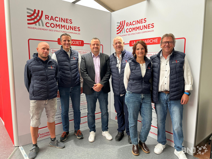 Les cinq membres du comité du Comptoir du Jura avec Christophe Riat (troisième depuis la gauche), délégué aux affaires communales et représentant de RacinesCommunes, l’hôte d’honneur.
