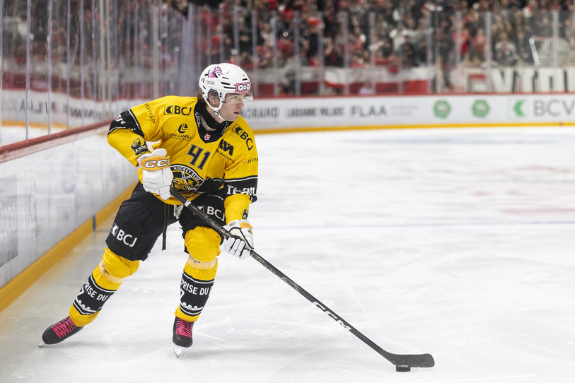 Le défenseur Tim Horak a effectué ses débuts avec le HC Ajoie mercredi soir et disputé son premier match en National League. (Photo : KEYSTONE/Cyril Zingaro).