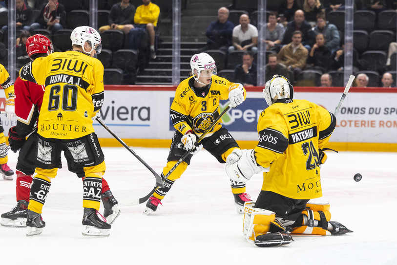 Le 5-1 tombe sur un tir vaudois dévié devant la cage par le patin d'Anttoni Honka (numéro 3) dans ses propres buts. (Photo : KEYSTONE/Cyril Zingaro).