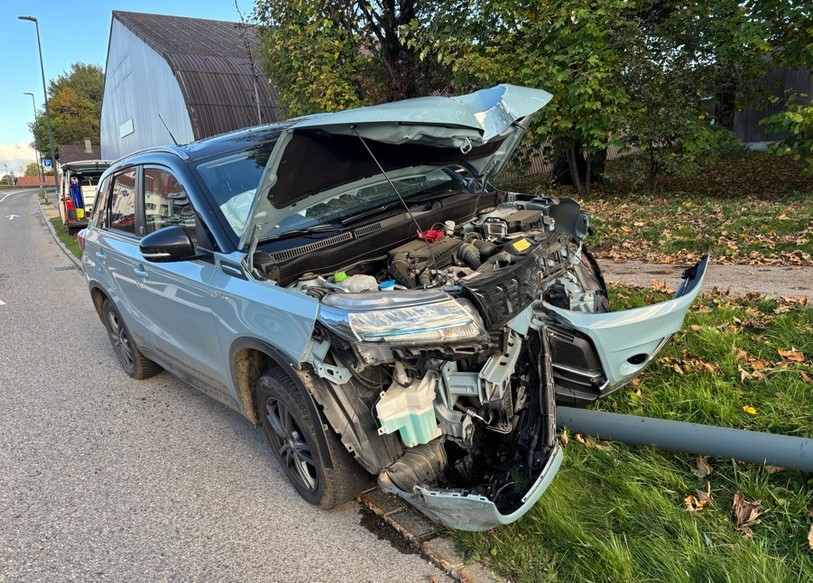 L'automobiliste est entrée en collision avec un candélabre à Saignelégier. (Photo: police cantonale jurassienne)