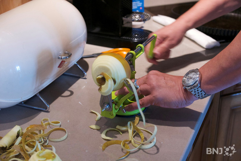 Petit appareil mécanique qui épluche et coupe les pommes en tranches.