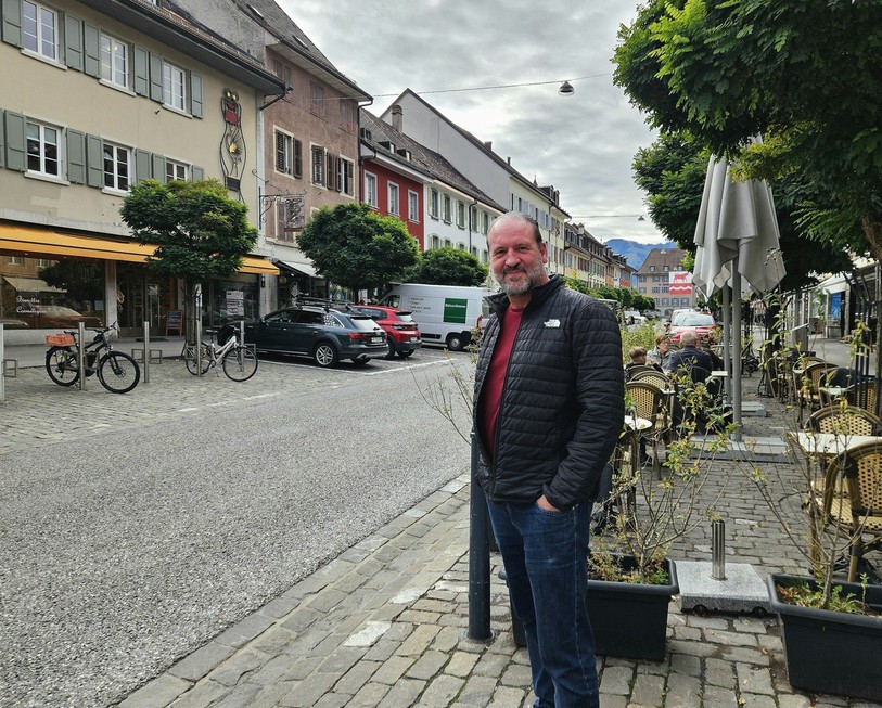 Nicolas Feuz déambule dans les rues de Bulle pour s'imprégner des lieux pour son prochain polar.
