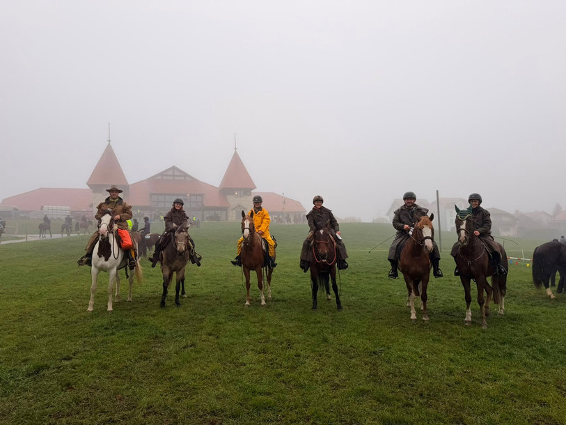 Sous la brume, la délégation tessinoise s'attaque au Franches Equi Trail. (Photo : Matteo Cuccu).