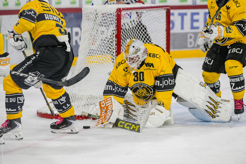 Antoine Keller a sorti une prestation de qualité dans la cage du HC Ajoie vendredi soir à Bienne après des dernières sorties plus compliquées. (Photo : Jonathan Vallat)