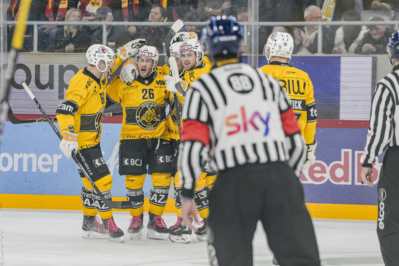 La joie de Kevin Fey (n°26), auteur du 3-0, et du HC Ajoie sur la glace de Bienne. (Photo : Jonathan Vallat)