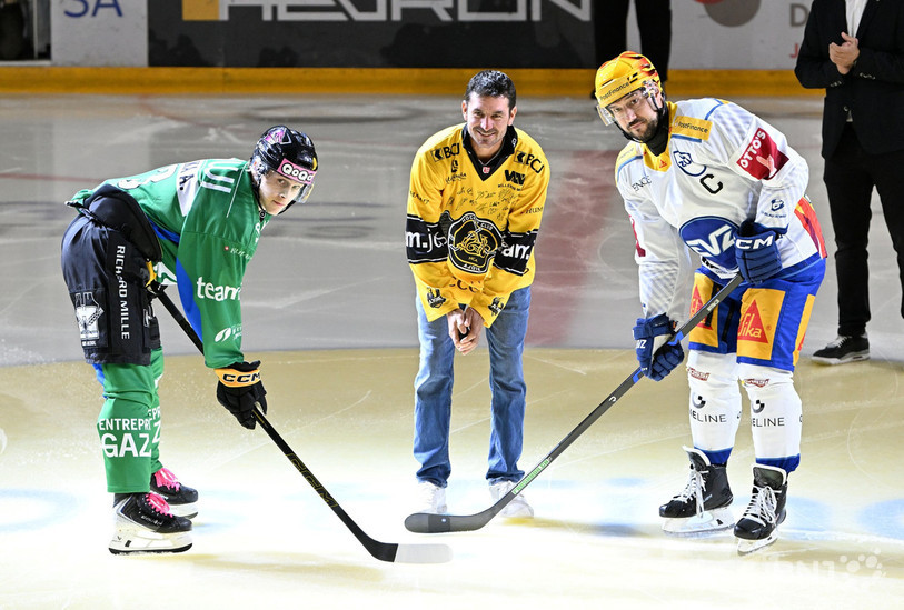 Revêtu d’un maillot dédicacé du HC Ajoie, Steve Guerdat a donné le coup d’envoi en compagnie des capitaines des deux équipes.