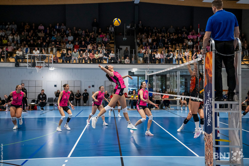 La Maurice Lacroix Arena va vivre sa toute première soirée européenne ce jeudi avec les filles du Volleyball Franches-Montagnes (ici face à Lugano). (Photo : Jonathan Vallat).
