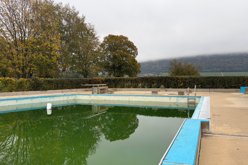Les plongeoirs de la piscine d'Engollon ont été enlevés et seront remplacés par une nouvelle infrastructure toute neuve.