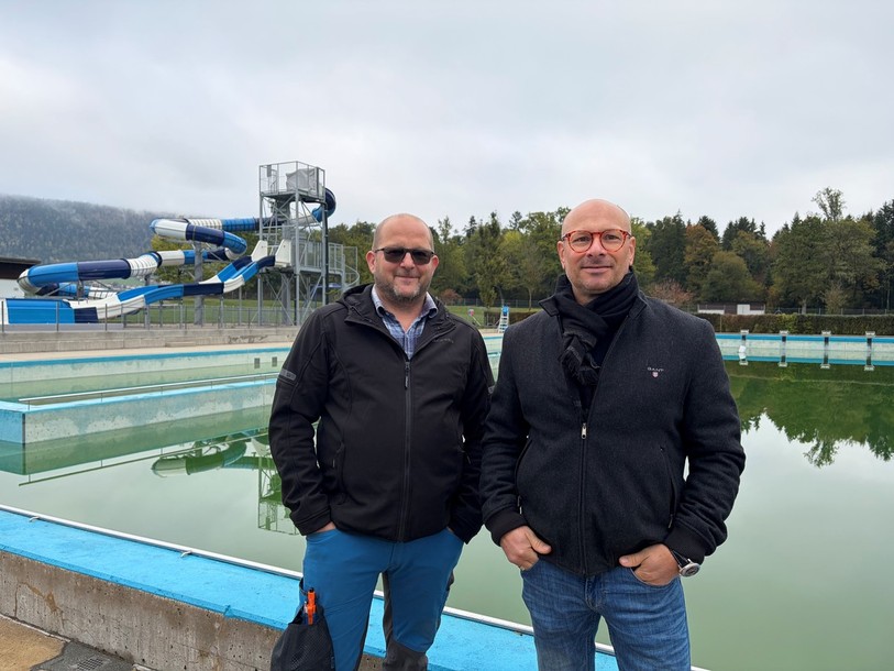 Christophe Jossi, responsable de l'exploitation des piscines de Val-de-Ruz (à gauche) et Philippe Bertholet, responsable des infrastructures sportives de la Commune.