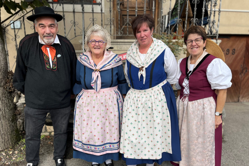 Ignace et Raymonde Froidevaux, la présidente Muriel Maillard et Catherine Heiniger du groupe de danse folklorique jurassien se réjouissent de présenter leur nouveau spectacle.
