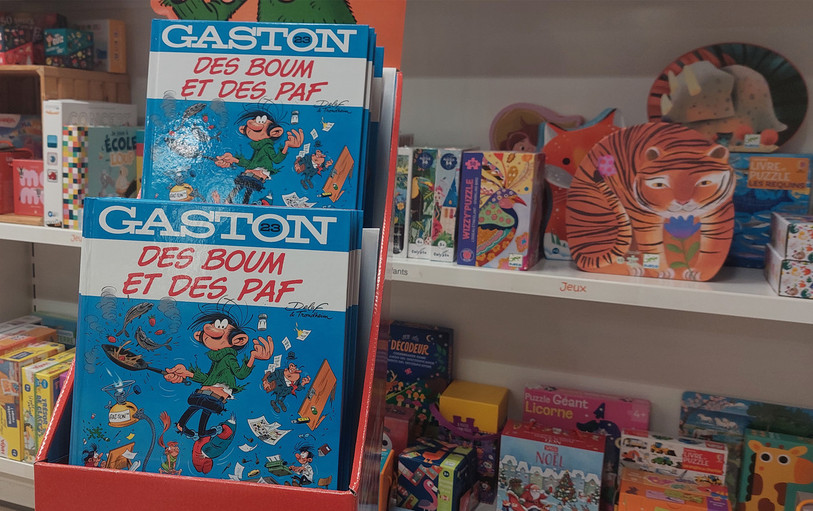 Le nouvel album de Gaston Lagaffe « Des boum et des paf » est désormais disponible en libraire, comme ici à la Page d'Encre à Delémont.