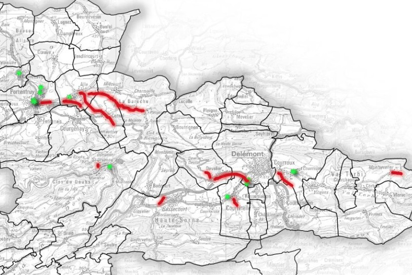 Les lignes rouges représentent les linéaires sur lesquels une pêche de sauvetage a été réalisée. Les étoiles vertes correspondent aux secteurs de remise à l’eau. (Image : RCJU)