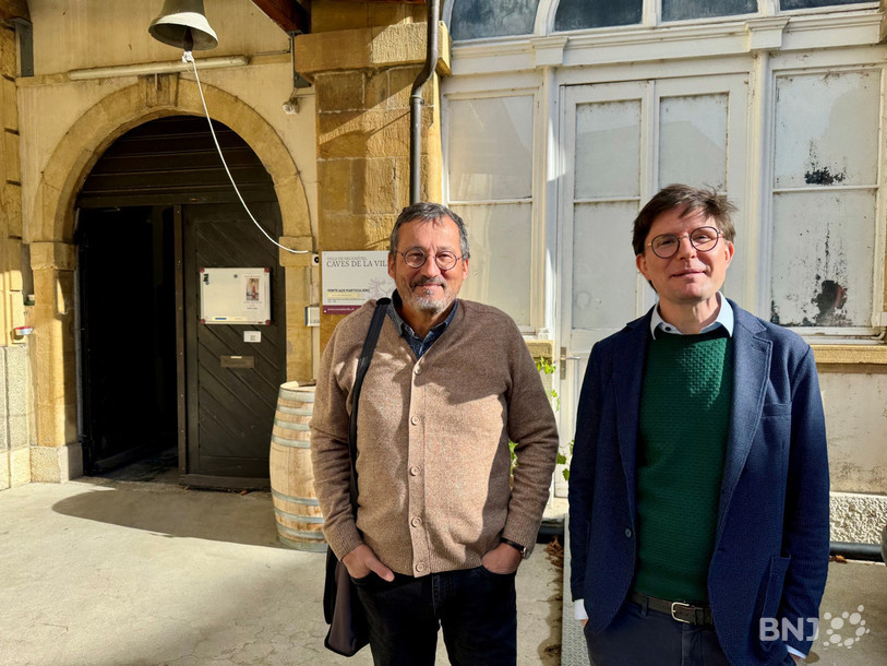 Fabien Neyroud (à gauche) et Grégoire Oguey devant l'entrée des Caves de la Ville de Neuchâtel.