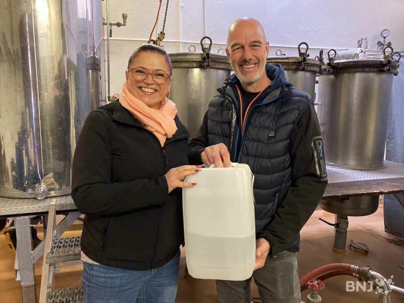 Diane et Yann ont pu repartir avec cinq litres d'eau-de-vie, issus de 45 kilos de Damassons rouges de leur jardin. 