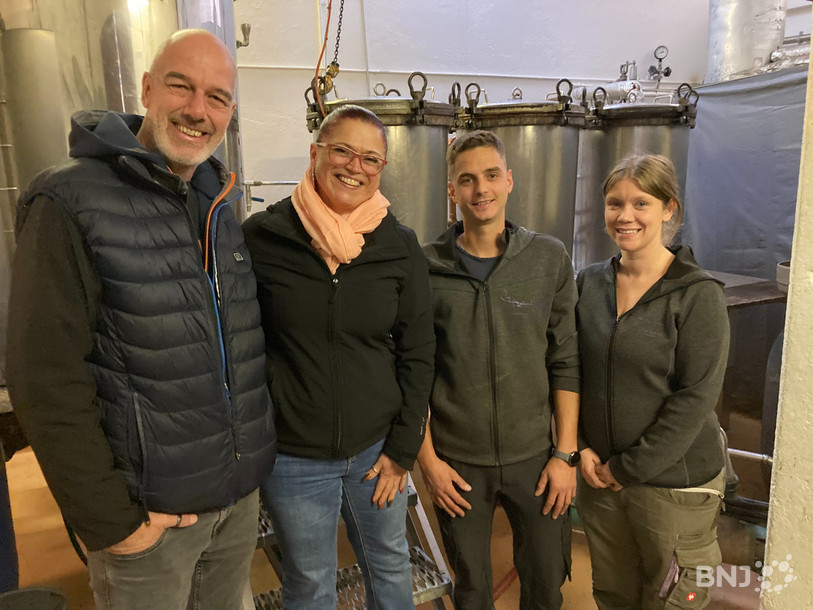 Yann et Diane ont pu compter sur le soutien de Jonathan et de Gaëlle Beyeler dans le processus de distillation (de gauche à droite).