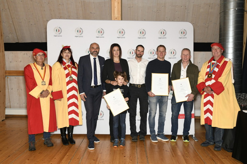 Le conseiller d'Etat Laurent Favre et les Vignolants aux côtés des trois producteurs distingués : de gauche à droite, Manuela Sauser et Sébastien Maurer de la Fromagerie de La Sagne, Alexandre Perrochet du domaine la Maison carrée à Auvernier et Claude-Alain Christen de la boucherie Christen Delicatessen à La Chaux-de-Fonds (photo: Neuchâtel Vins et Terroir).